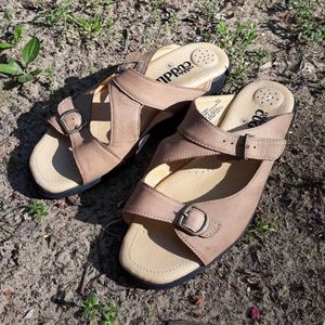 90s Cobbie Cuddlers Genuine Leather Tan Buckle Sandals Women’s Size 9